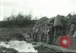 Standbild US Army Brände Französisch 75mm Field Gun Ersten Weltkrieg Beaumont Frankreich, 1918, aus Sekunde 17 historischem Filmmaterial Videoclip 65675065334