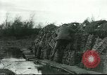 Standbild US Army Brände Französisch 75mm Field Gun Ersten Weltkrieg Beaumont Frankreich, 1918, aus Sekunde 18 historischem Filmmaterial Videoclip 65675065334