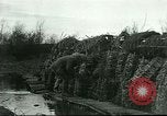 Standbild US Army Brände Französisch 75mm Field Gun Ersten Weltkrieg Beaumont Frankreich, 1918, aus Sekunde 20 historischem Filmmaterial Videoclip 65675065334