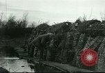 Standbild US Army Brände Französisch 75mm Field Gun Ersten Weltkrieg Beaumont Frankreich, 1918, aus Sekunde 21 historischem Filmmaterial Videoclip 65675065334