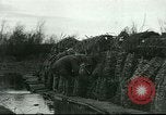 Standbild US Army Brände Französisch 75mm Field Gun Ersten Weltkrieg Beaumont Frankreich, 1918, aus Sekunde 23 historischem Filmmaterial Videoclip 65675065334