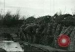 Standbild US Army Brände Französisch 75mm Field Gun Ersten Weltkrieg Beaumont Frankreich, 1918, aus Sekunde 24 historischem Filmmaterial Videoclip 65675065334