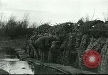 Standbild US Army Brände Französisch 75mm Field Gun Ersten Weltkrieg Beaumont Frankreich, 1918, aus Sekunde 25 historischem Filmmaterial Videoclip 65675065334
