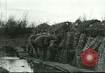 Standbild US Army Brände Französisch 75mm Field Gun Ersten Weltkrieg Beaumont Frankreich, 1918, aus Sekunde 26 historischem Filmmaterial Videoclip 65675065334