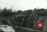 Standbild US Army Brände Französisch 75mm Field Gun Ersten Weltkrieg Beaumont Frankreich, 1918, aus Sekunde 27 historischem Filmmaterial Videoclip 65675065334