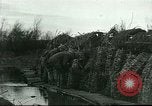 Standbild US Army Brände Französisch 75mm Field Gun Ersten Weltkrieg Beaumont Frankreich, 1918, aus Sekunde 28 historischem Filmmaterial Videoclip 65675065334