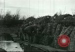 Standbild US Army Brände Französisch 75mm Field Gun Ersten Weltkrieg Beaumont Frankreich, 1918, aus Sekunde 29 historischem Filmmaterial Videoclip 65675065334