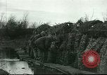 Standbild US Army Brände Französisch 75mm Field Gun Ersten Weltkrieg Beaumont Frankreich, 1918, aus Sekunde 30 historischem Filmmaterial Videoclip 65675065334