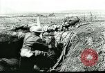 Standbild US Army Brände Französisch 75mm Field Gun Ersten Weltkrieg Beaumont Frankreich, 1918, aus Sekunde 31 historischem Filmmaterial Videoclip 65675065334