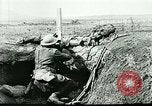 Standbild US Army Brände Französisch 75mm Field Gun Ersten Weltkrieg Beaumont Frankreich, 1918, aus Sekunde 33 historischem Filmmaterial Videoclip 65675065334