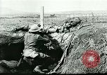Standbild US Army Brände Französisch 75mm Field Gun Ersten Weltkrieg Beaumont Frankreich, 1918, aus Sekunde 34 historischem Filmmaterial Videoclip 65675065334