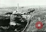 Standbild US Army Brände Französisch 75mm Field Gun Ersten Weltkrieg Beaumont Frankreich, 1918, aus Sekunde 37 historischem Filmmaterial Videoclip 65675065334