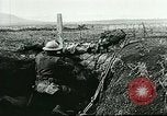 Standbild US Army Brände Französisch 75mm Field Gun Ersten Weltkrieg Beaumont Frankreich, 1918, aus Sekunde 38 historischem Filmmaterial Videoclip 65675065334