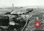 Standbild US Army Brände Französisch 75mm Field Gun Ersten Weltkrieg Beaumont Frankreich, 1918, aus Sekunde 41 historischem Filmmaterial Videoclip 65675065334