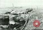 Standbild US Army Brände Französisch 75mm Field Gun Ersten Weltkrieg Beaumont Frankreich, 1918, aus Sekunde 42 historischem Filmmaterial Videoclip 65675065334