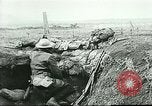Standbild US Army Brände Französisch 75mm Field Gun Ersten Weltkrieg Beaumont Frankreich, 1918, aus Sekunde 43 historischem Filmmaterial Videoclip 65675065334