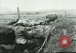 Standbild US Army Brände Französisch 75mm Field Gun Ersten Weltkrieg Beaumont Frankreich, 1918, aus Sekunde 46 historischem Filmmaterial Videoclip 65675065334