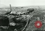 Standbild US Army Brände Französisch 75mm Field Gun Ersten Weltkrieg Beaumont Frankreich, 1918, aus Sekunde 47 historischem Filmmaterial Videoclip 65675065334
