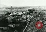 Standbild US Army Brände Französisch 75mm Field Gun Ersten Weltkrieg Beaumont Frankreich, 1918, aus Sekunde 48 historischem Filmmaterial Videoclip 65675065334
