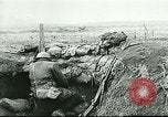 Standbild US Army Brände Französisch 75mm Field Gun Ersten Weltkrieg Beaumont Frankreich, 1918, aus Sekunde 49 historischem Filmmaterial Videoclip 65675065334