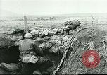 Standbild US Army Brände Französisch 75mm Field Gun Ersten Weltkrieg Beaumont Frankreich, 1918, aus Sekunde 50 historischem Filmmaterial Videoclip 65675065334