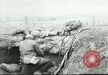 Standbild US Army Brände Französisch 75mm Field Gun Ersten Weltkrieg Beaumont Frankreich, 1918, aus Sekunde 51 historischem Filmmaterial Videoclip 65675065334