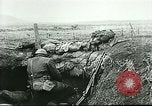 Standbild US Army Brände Französisch 75mm Field Gun Ersten Weltkrieg Beaumont Frankreich, 1918, aus Sekunde 52 historischem Filmmaterial Videoclip 65675065334