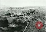 Standbild US Army Brände Französisch 75mm Field Gun Ersten Weltkrieg Beaumont Frankreich, 1918, aus Sekunde 53 historischem Filmmaterial Videoclip 65675065334