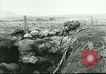 Standbild US Army Brände Französisch 75mm Field Gun Ersten Weltkrieg Beaumont Frankreich, 1918, aus Sekunde 54 historischem Filmmaterial Videoclip 65675065334