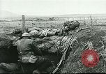 Standbild US Army Brände Französisch 75mm Field Gun Ersten Weltkrieg Beaumont Frankreich, 1918, aus Sekunde 55 historischem Filmmaterial Videoclip 65675065334