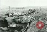 Standbild US Army Brände Französisch 75mm Field Gun Ersten Weltkrieg Beaumont Frankreich, 1918, aus Sekunde 56 historischem Filmmaterial Videoclip 65675065334