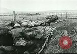 Standbild US Army Brände Französisch 75mm Field Gun Ersten Weltkrieg Beaumont Frankreich, 1918, aus Sekunde 57 historischem Filmmaterial Videoclip 65675065334