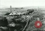 Standbild US Army Brände Französisch 75mm Field Gun Ersten Weltkrieg Beaumont Frankreich, 1918, aus Sekunde 58 historischem Filmmaterial Videoclip 65675065334