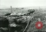 Standbild US Army Brände Französisch 75mm Field Gun Ersten Weltkrieg Beaumont Frankreich, 1918, aus Sekunde 59 historischem Filmmaterial Videoclip 65675065334