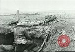 Standbild US Army Brände Französisch 75mm Field Gun Ersten Weltkrieg Beaumont Frankreich, 1918, aus Sekunde 60 historischem Filmmaterial Videoclip 65675065334