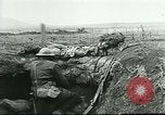 Standbild US Army Brände Französisch 75mm Field Gun Ersten Weltkrieg Beaumont Frankreich, 1918, aus Sekunde 61 historischem Filmmaterial Videoclip 65675065334
