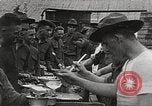 Image ELE GA soldats en ligne mess United States USA, 1917, de la seconde 8 séquences d'archives historiques vidéo 65675065358