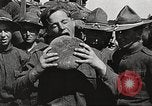 Image ELE GA soldats en ligne mess United States USA, 1917, de la seconde 13 séquences d'archives historiques vidéo 65675065358
