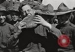 Image ELE GA soldats en ligne mess United States USA, 1917, de la seconde 14 séquences d'archives historiques vidéo 65675065358