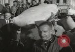 Standbild Versand von Lebensmitteln Athen Griechenland, 1948, aus Sekunde 21 historischem Filmmaterial Videoclip 65675065375