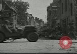 Immagine di Fanteria e serbatoi Mayenne Francia, 1944, secondo 30 filmato di repertorio 65675065388