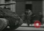 Immagine di Serbatoi e la fanteria Francia, 1944, secondo 3 filmato di repertorio 65675065389