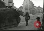Immagine di Serbatoi e la fanteria Francia, 1944, secondo 10 filmato di repertorio 65675065389