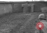 Standbild Deutsche spy ausgeführt durch US-Erschießungskommando Toul Frankreich, 1944, aus Sekunde 17 historischem Filmmaterial Videoclip 65675065399