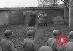 Standbild Deutsche spy ausgeführt durch US-Erschießungskommando Toul Frankreich, 1944, aus Sekunde 34 historischem Filmmaterial Videoclip 65675065399