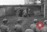 Standbild Deutsche spy ausgeführt durch US-Erschießungskommando Toul Frankreich, 1944, aus Sekunde 35 historischem Filmmaterial Videoclip 65675065399
