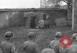 Standbild Deutsche spy ausgeführt durch US-Erschießungskommando Toul Frankreich, 1944, aus Sekunde 36 historischem Filmmaterial Videoclip 65675065399