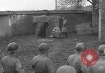 Standbild Deutsche spy ausgeführt durch US-Erschießungskommando Toul Frankreich, 1944, aus Sekunde 37 historischem Filmmaterial Videoclip 65675065399