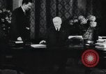 Standbild Marschall Petain interviewt Frankreich, 1940, aus Sekunde 26 historischem Filmmaterial Videoclip 65675065412
