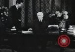 Standbild Marschall Petain interviewt Frankreich, 1940, aus Sekunde 27 historischem Filmmaterial Videoclip 65675065412